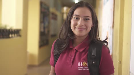 Porträt-Einer-Hispanischen-Studentin-Im-Teenageralter,-Die-Im-Städtischen-College-In-Die-Kamera-Lächelt