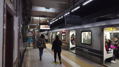 Establecimiento-De-La-Estación-Del-Metro-De-La-Ciudad-De-Buenos-Aires,-Línea-A,-La-Gente-Local-Viaja-Sentada-Y-Caminando-En-La-Estación-Loria,-Barrio-De-Almagro