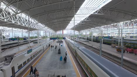 Der-Bahnhof-Von-Nanjing,-Ein-Zentrum-Geschäftiger-Aktivität-Und-Moderner-Architektur,-Fängt-Das-Wesen-Dieses-Geschäftigen-Transitpunkts-Ein