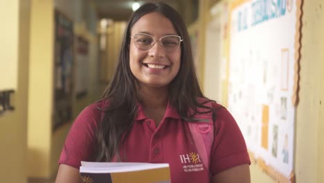 Joven-Estudiante-Latina-Sonriendo-Ante-La-Cámara-En-Una-Escuela-Del-Sistema-De-Educación-Pública-De-Honduras