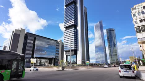 Geschäftsviertel-Cuatro-Torres-In-Madrid-Unter-Blauem-Himmel-Mit-Blick-Auf-Die-Stadt