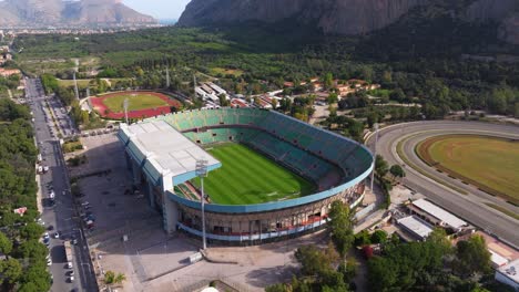 Plano-Cinematográfico-De-Establecimiento-Del-Estadio-De-Fútbol-Renzo-Barbera.