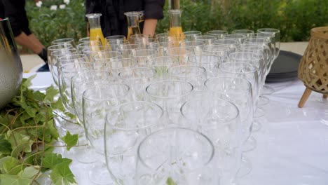 Elegante-Mesa-Decorada-Con-Jugo-Y-Vasos-Vacíos-En-Una-Boda-En-Francia