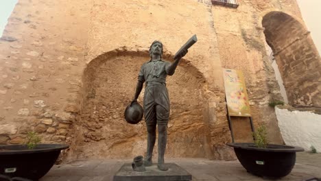 La-Estatua-En-Honor-A-Juan-Relinque,-Ubicada-Cerca-De-La-Puerta-De-Sancho-IV-En-Vejer-De-La-Frontera,-Cádiz,-España,-Muestra-La-Rica-Historia-Y-El-Patrimonio-De-La-Región.