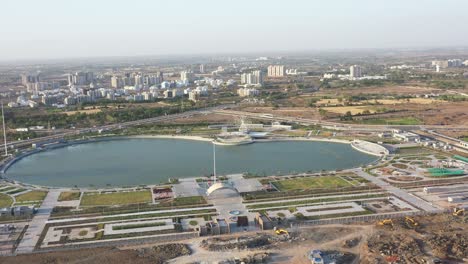 Pequeños-Edificios-Y-Zonas-Residenciales-Son-Visibles-Alrededor-Del-Lago.