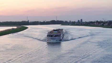 Schiff-Monarch-Queen-Auf-Kreuzfahrt-Auf-Dem-Kanal-Von-Hendrik-Ido-Ambacht-In-Den-Niederlanden---Drohnenaufnahme