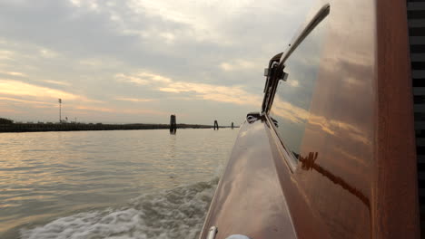 POV-Vom-Wassertaxi-Boot-In-Die-Stadt-Venedig-–-Bewölkter-Tag