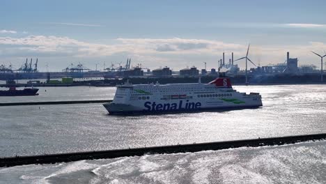 Fähre-MV-Stena-Hollandica-Kreuzt-Durch-Den-Fluss-In-Hoek-Van-Holland,-Niederlande---Drohnenaufnahme