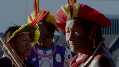 Eingeborene-Amazonas-Krieger-Mit-Bunten-Kopfbedeckungen-Tragen-Pfeil-Und-Bogen