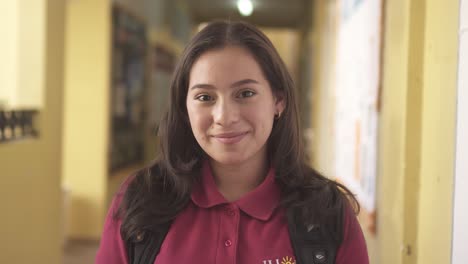 Joven-Hispana-Latinoamericana-Sonriendo-A-La-Cámara-En-La-Escuela-En-Honduras