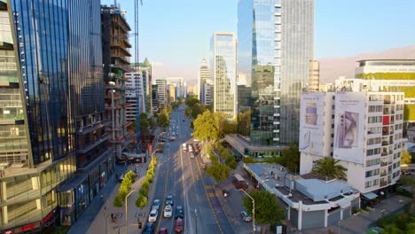 Apoquindo-Avenue-In-Las-Condes,-Geschäftiges-Verkehrsaufkommen-Und-Umgeben-Von-Modernen-Wolkenkratzern-Bei-Sonnenuntergang,-Luftaufnahme