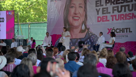 La-Candidata-Presidencial-Mexicana-Xóchitl-Gálvez-Dando-Un-Discurso-A-Sus-Seguidores-En-Un-Mitin