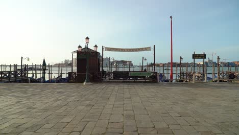 Servizio-Gondola-sign-tells-tourists-that-here-they-can-hire-a-Gondola-ride-in-Venice