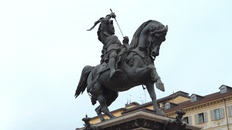 Vista-Panorámica-De-La-Plaza-San-Carlo-Con-El-Monumento-Ecuestre-Del-Caballo-De-Bronce-De-Emanuele-Filiberto-Por-Carlo-Marochetti