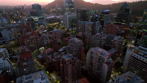 El-Anochecer-Se-Posa-Sobre-La-Próspera-Zona-De-El-Golf-En-Santiago-Y-Las-Luces-De-La-Ciudad-Despiertan