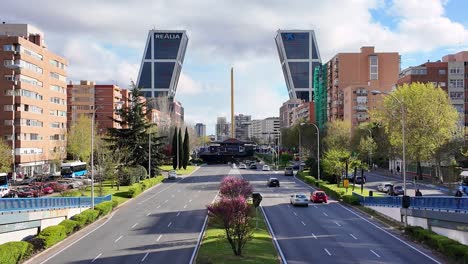 Blick-Auf-Die-Stadt-Madrid-Mit-Den-Türmen-Des-Europators-Und-Dem-Verkehr-Auf-Der-Straße-In-Spanien