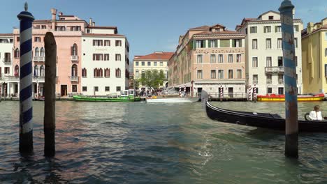 Familie-Fährt-Mit-Einer-Gondel-Auf-Dem-Canale-Grande-In-Venedig