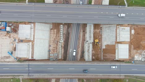 Puente-De-Carretera-En-Construcción-Y-Carretera-Abajo,-Vista-Aérea-De-Arriba-Hacia-Abajo