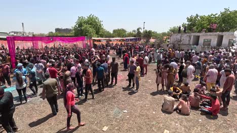 Viele-Leute-Spielen-Wässriges-Holi-Und-Viele-Leute-Spielen-Flüssiges-Staubiges-Holi