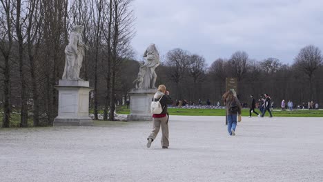 Garten-Des-Kaiserpalastes-Im-Winter-Und-Seine-Majestätischen-Statuen