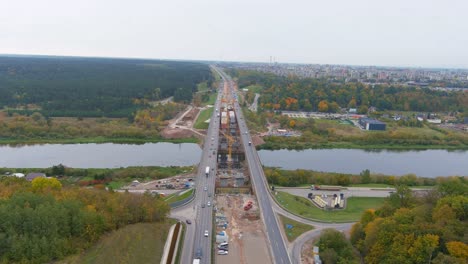 Panorama-Luftaufnahme-Der-Baustelle-Der-A1-Brücke-über-Den-Fluss-Neris