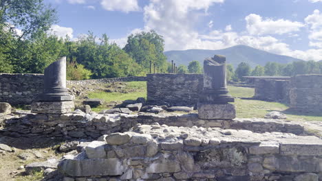 Toma-De-Paralaje-De-Antiguas-Ruinas-Dentro-Del-Sitio-Arqueológico-Dacio-De-Sarmizegetusa,-Que-Data-De-La-época-Del-Imperio-Romano