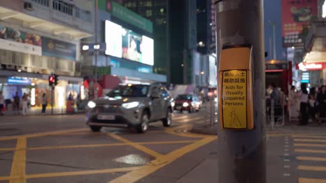Nahaufnahme-Eines-Plakats-Mit-„Hilfsmitteln-Für-Sehbehinderte“-Mit-Verschwommener-Sicht-Auf-Vorbeifahrende-Fahrzeuge-Im-Hintergrund-Im-Bezirk-Mong-Kok-In-Hongkong