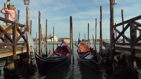 Dos-Góndolas-Tradicionales-En-El-Canal-Grande-De-Venecia-Meciéndose-En-El-Agua.