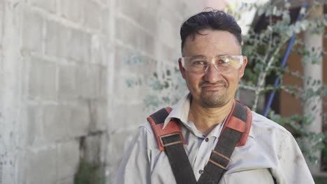 Retrato-De-Un-Hombre-Latino-Adulto-Trabajando-En-Jardinería-Y-Sonriendo-A-La-Cámara