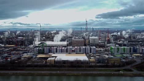 Luftaufnahme-Des-BASF-Industriegebiets,-Dem-Größten-Chemiekomplex-Der-Welt