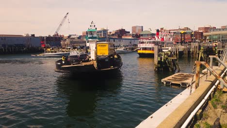 Fähre-Beladen-Mit-Autos-Fährt-In-Casco-Bay-Dock-In-Portland,-Maine