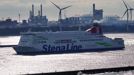 Ferry-Mv-Stena-Hollandica-Con-Pasajeros-Que-Viajan-Desde-Harwich-Hasta-Hook-Of-Holland-En-Países-Bajos