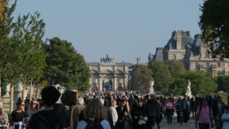 Crowd-walking-in-slow-motion-in-Jardin-des-Tuileries-on-a-summer-day-in-Paris