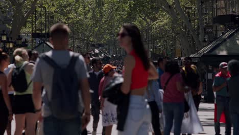 Concurrida-Escena-Callejera-De-Barcelona-Con-Una-Multitud-De-Diversos-Peatones,-Turistas-Y-Lugareños-Durante-El-Día.