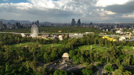 Luftaufnahme-Des-Aztlan-Parks,-Goldene-Stunde-In-Chapultepec,-Mexiko-Stadt