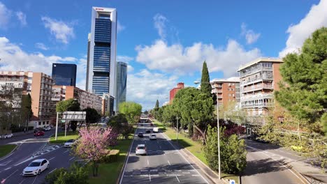 Stadtlandschaft-Mit-Autos,-Die-Im-Spanischen-Frühling-Auf-Den-Straßen-Von-Madrid-Fahren