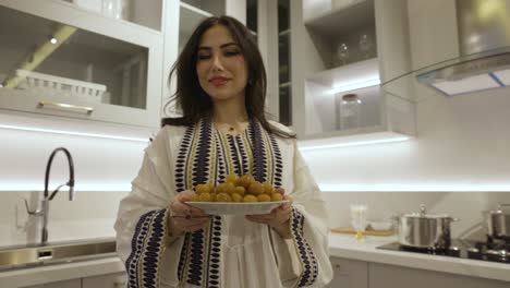 Arabische-Frau-Bringt-Lukaimat-Loukomades-Dessert-Für-Gäste