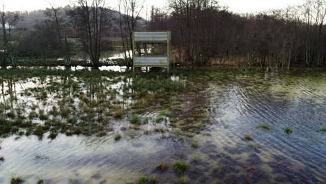 Campo-Inundado-Con-Torre-De-Observación-De-Aves-En-Suecia---Toma-Aérea