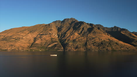 Steamer-TSS-Earnslaw-taking-tourists-on-a-cruise-from-Queenstown-on-Lake-Wakatipu