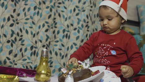 Lindo-Bebé-Disfrutando-De-La-Celebración-De-Nochebuena-En-Casa-Por-La-Noche-Desde-Un-ángulo-Diferente