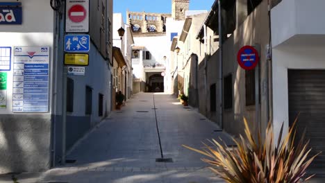 Un-Callejón-En-Son-Servera,-Pequeño-Pueblo-Tradicional-Mallorquín-En-España,-Arquitectura-Y-Luz-De-La-Mañana-En-Abril.