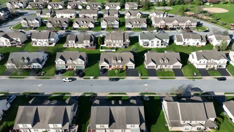 Toma-Lateral-De-Drones-De-Casas-Y-Edificios-Modernos-Similares-En-Un-Barrio-Residencial-De-Lujo-En-EE.UU.