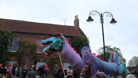 Nahaufnahme-Eines-Bunten-Drachens,-Der-Beim-Kulturellen-Beltane-Maifeiertag,-Sommeranfang,-Festivalfeiern-In-Der-Stadt-Glastonbury,-Somerset,-Großbritannien,-Schwankt-Und-Tanzt