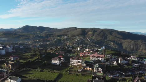 Drone-Volando-Sobre-El-Pintoresco-Pueblo-De-Nuwara-Eliya-En-Sri-Lanka