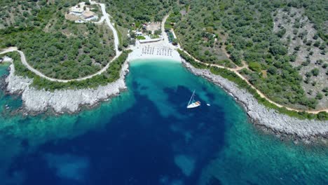 Antena-De-La-Idílica-Bahía-De-La-Playa-De-Ammoussa,-Velero,-Lefkada,-Grecia