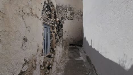 POV-Caminando-En-Un-Pequeño-Callejón-En-Grecia