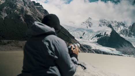 Wanderer-Fotografiert-An-Der-Laguna-Torre-In-Argentinien---Mittlere-Aufnahme