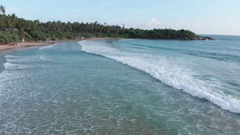 Drohne-Fliegt-Tief-über-Rollenden-Wellen-Am-Strand-Von-Hiriketiya-In-Sri-Lanka