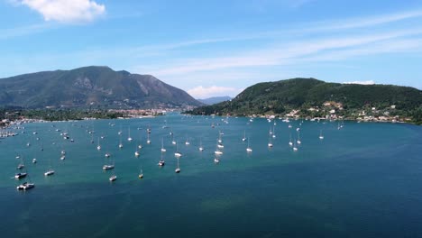 Antena-Sobre-La-Bahía-De-Vlicho-Llena-De-Veleros-Anclados,-Lefkada,-Grecia