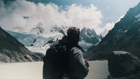 Excursionista-Masculino-En-Laguna-Torre-Cerca-De-El-Chaltén,-Patagonia,-Argentina---Plano-Medio